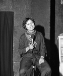 880009 Portret van de cabaretière Yvonne Groeneveld, op het podium van het in 1978 door haar opgerichte Werftheater ...
